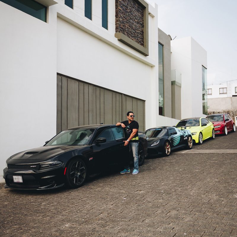 Keko Méndez y sus coches deportivos en fila