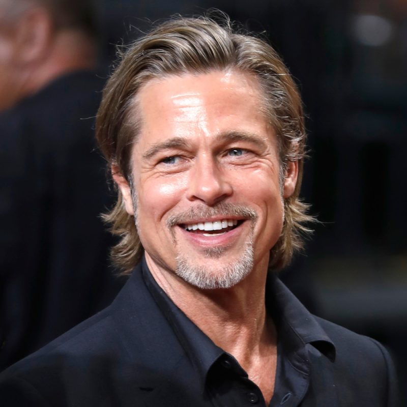 Brad Pitt sonriendo a cámara