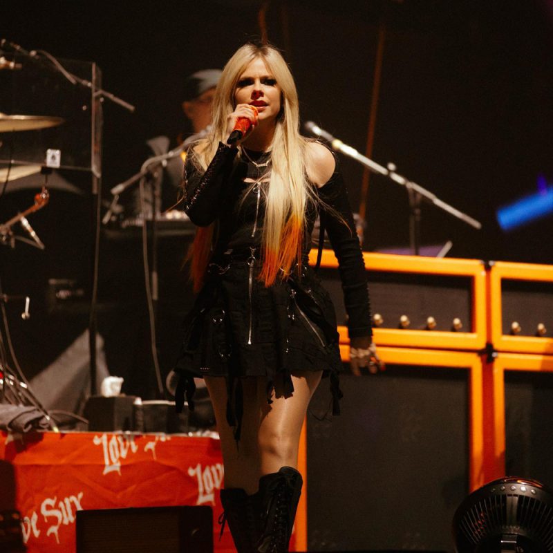 Avril Lavigne en concierto por celebración de los 20 años del album "let go"