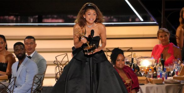 Emmys 2022 Zendaya recibiendo su premio, foto cabecera