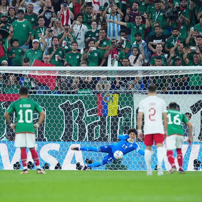 Memo Ochoa aatajando penal México vs Polonia