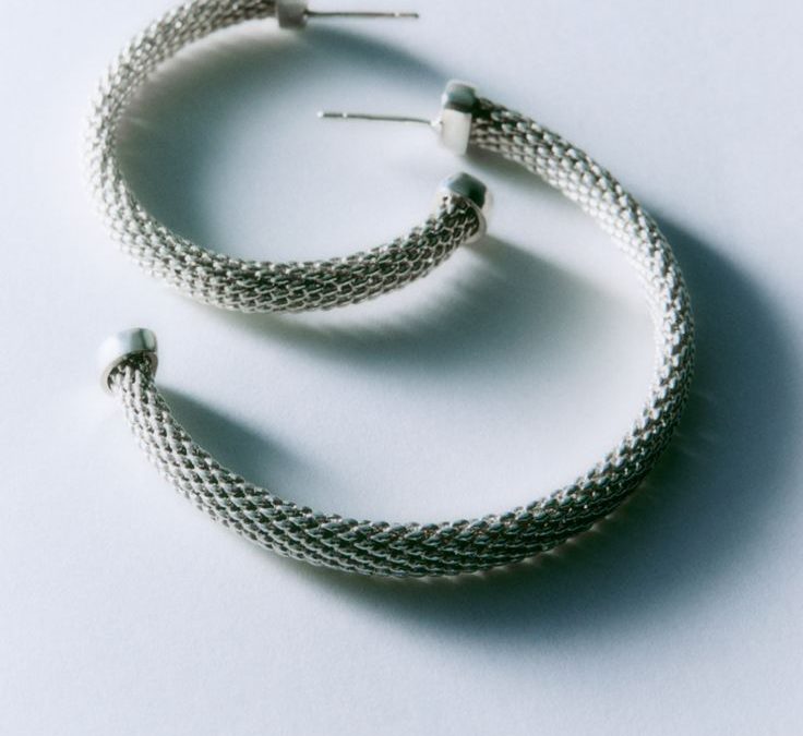 Silver Strand: The Shimmering Trend Taking Over Summer Accessories in Miami