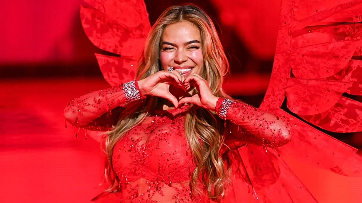 Karol G deslumbra en el Victoria’s Secret Fashion Show y celebra con orgullo su herencia latina