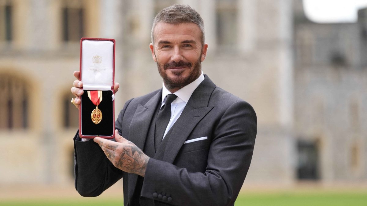 David Beckham se arrodilla ante el rey Carlos III: el ícono del fútbol ahora es caballero del Reino Unido