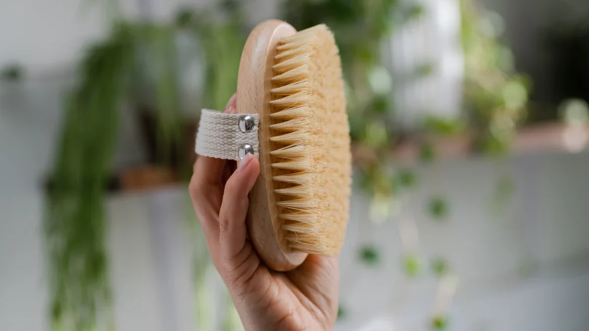 Dry brushing: el ritual corporal que activa circulación y luminosidad