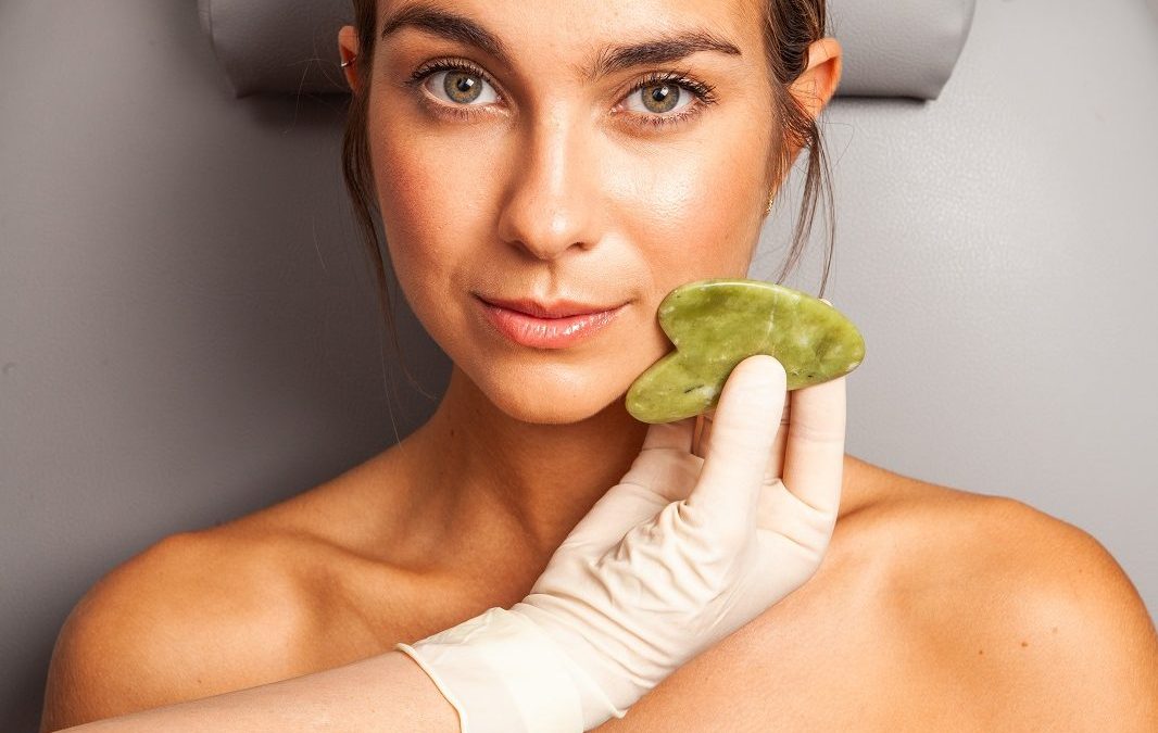 Guasha facial: la rutina que ayuda a desinflamar y esculpir el rostro